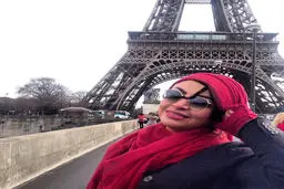 تصویر جالب و دیدنی از خانم بازیگر در کنار برج ایفل!