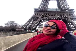 تصویر جالب و دیدنی از خانم بازیگر در کنار برج ایفل!
