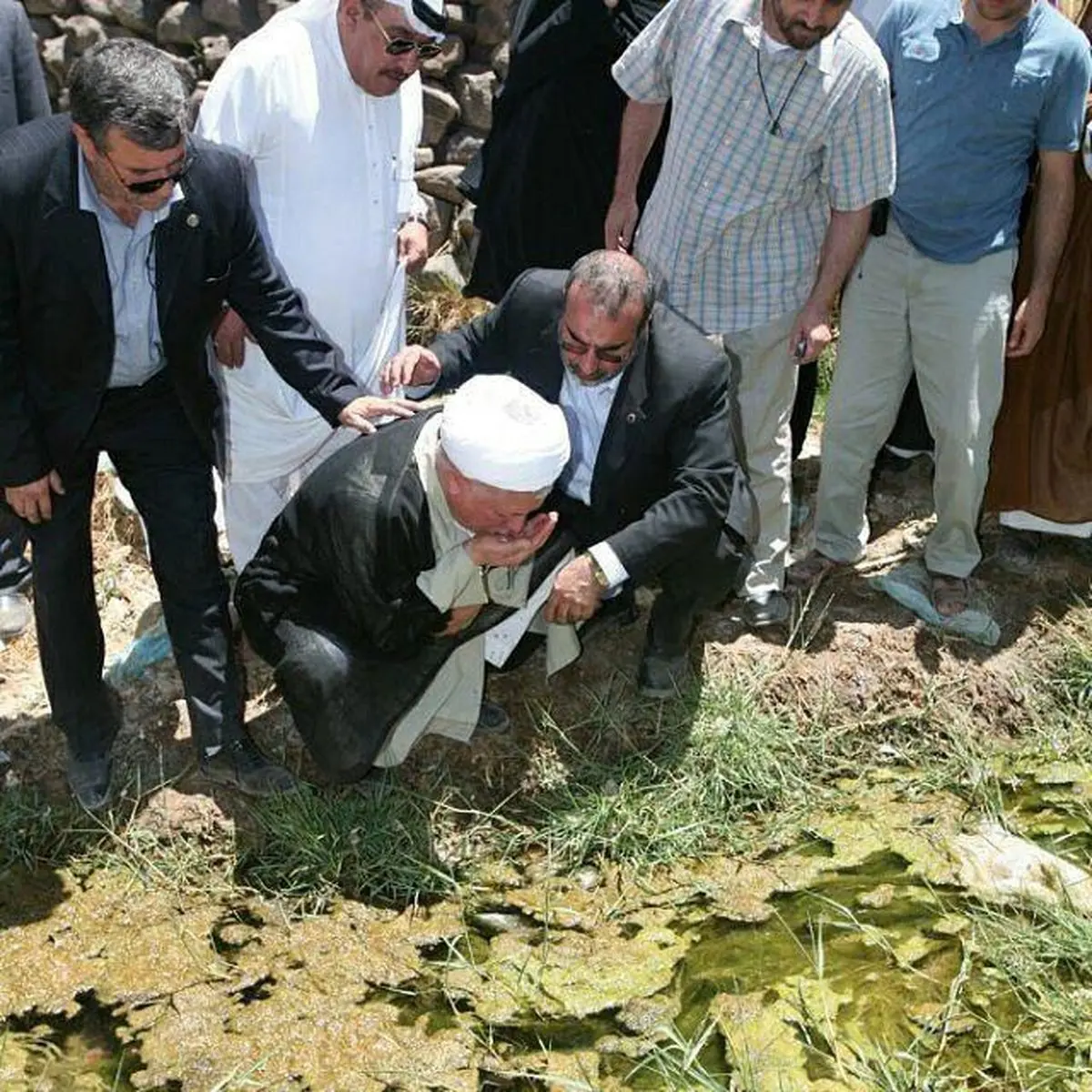 عکس/ نوشیدن آب از چشمه فدک توسط هاشمی