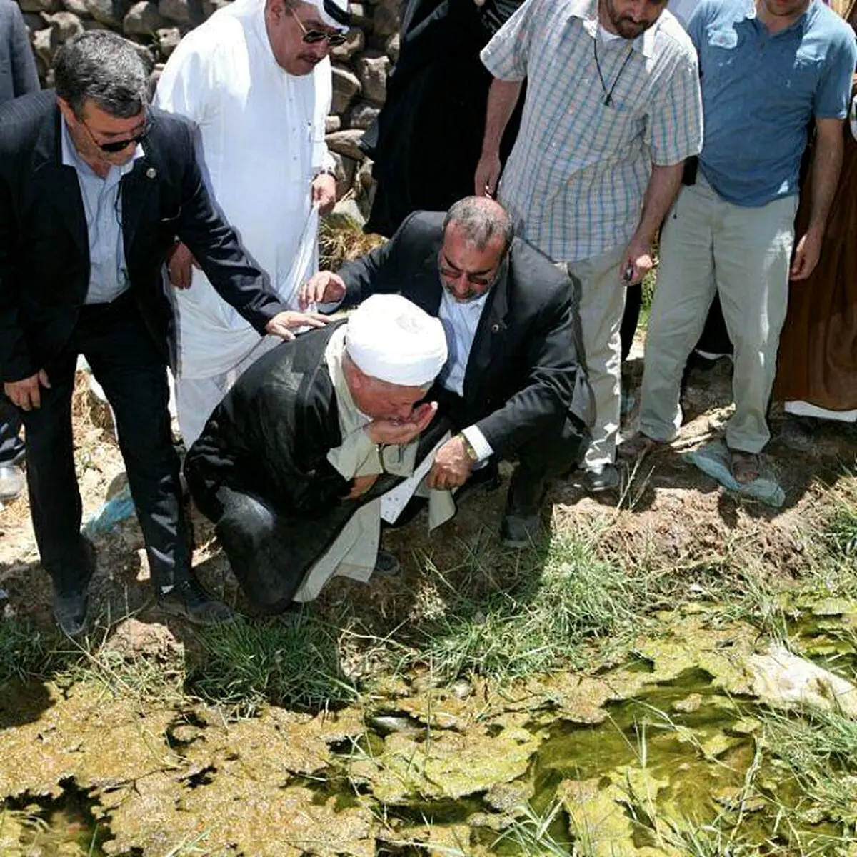 عکس/ نوشیدن آب از چشمه فدک توسط هاشمی