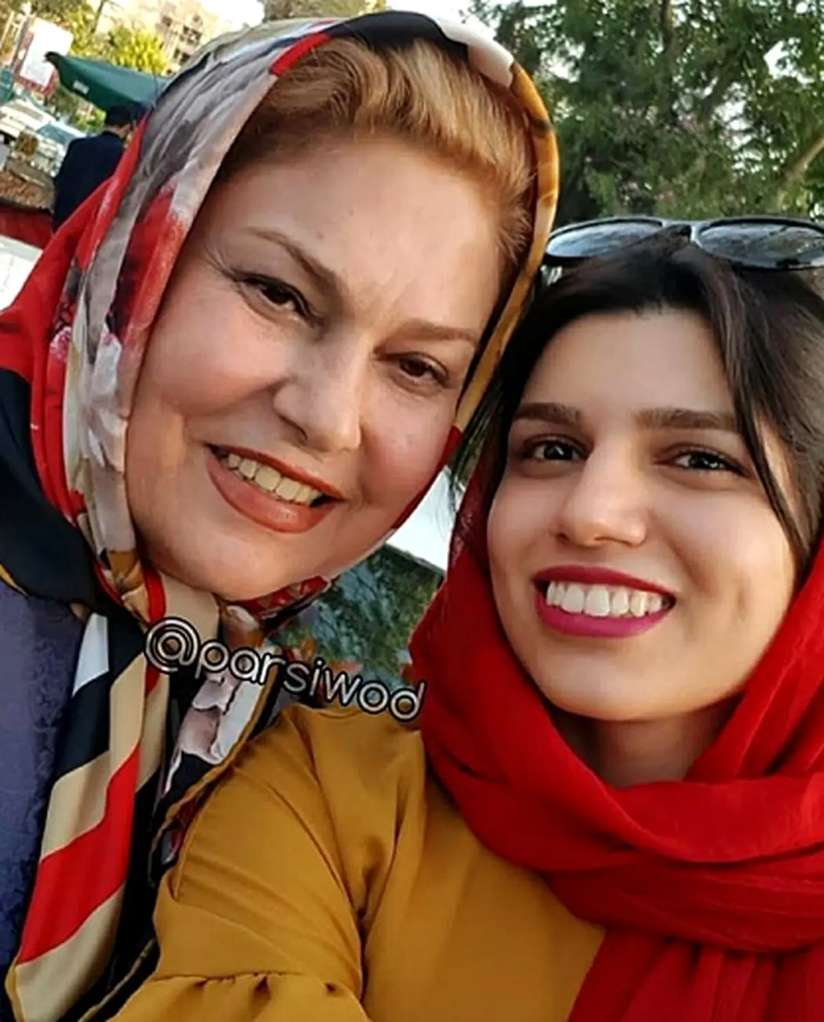 مهرانه مهین ترابی در کنار خواهرزاده‌اش