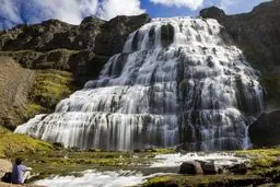 چشم‌اندازی تماشایی از سقوط آب در ایسلند/ عکس