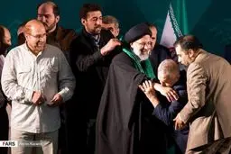 منصور ارضی در حال بوسیدن دست رئیسی/ عکس