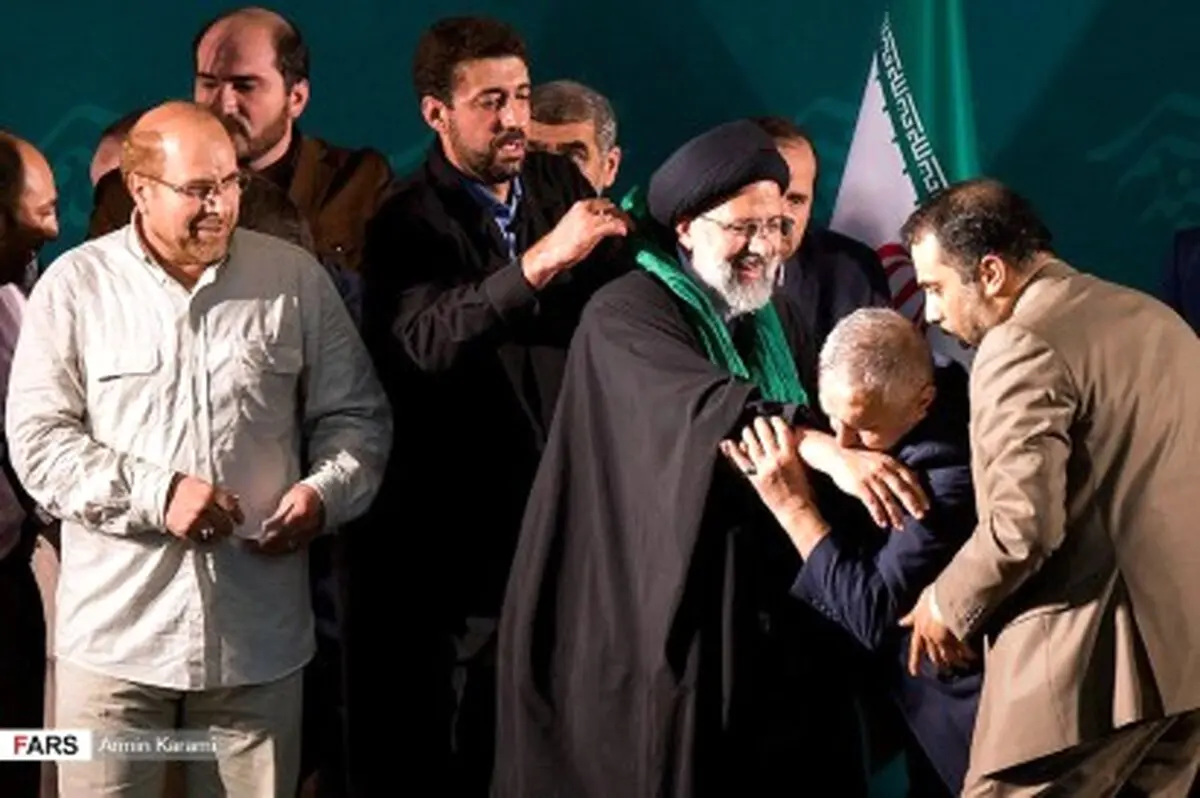 منصور ارضی در حال بوسیدن دست رئیسی/ عکس
