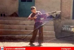 عکس/ وقتی تفنگ از ده‌نمکی بزرگتر بود