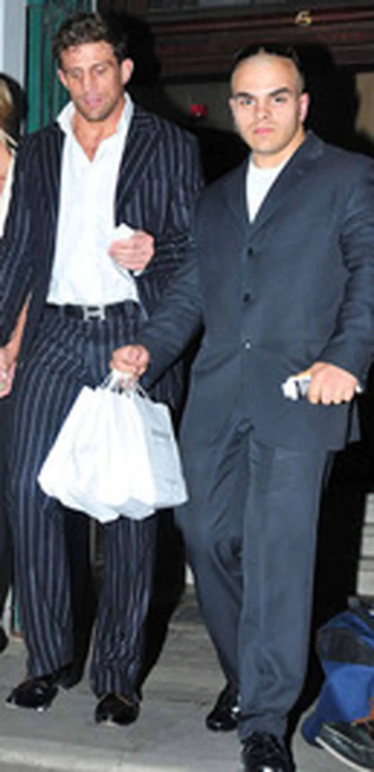 روش اثبات پولدار بودن به سبک یک محافظ شخصی/ تصاویر