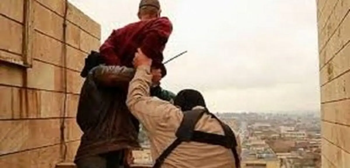 پرتاب 9 نفر از بالای ساختمان به اتهام همجنسگرایی/تصاویر