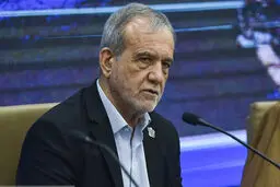 پزشکیان خطاب به کادر درمان: ستاره‌های درخشان جنگ بودند