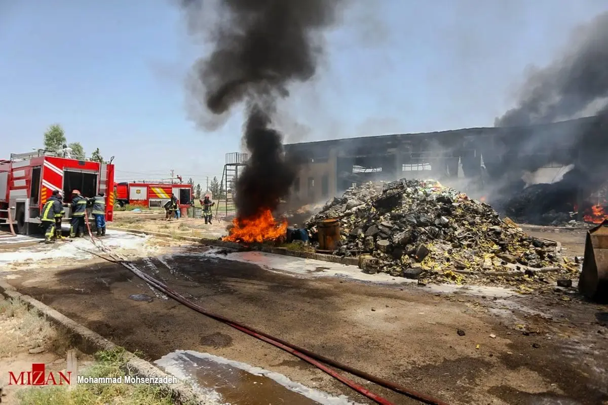 آتش سوزی در کارخانه چسب چوب قم /تصاویر