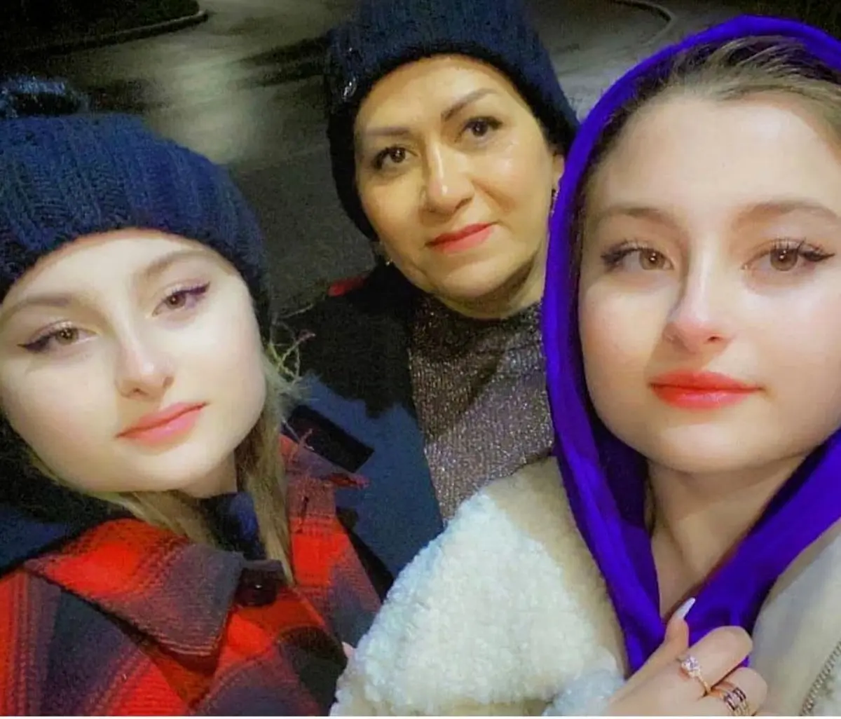 عکس سارا و نیکا در کنار مادر واقعی شان