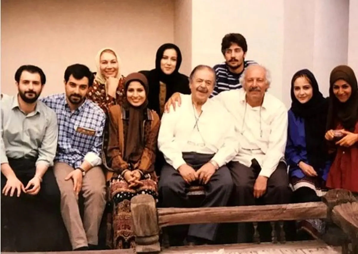 عکس زیرخاکی هنرمندان درکنار زنده یاد کشاورز