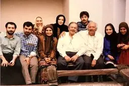 عکس زیرخاکی هنرمندان درکنار زنده یاد کشاورز