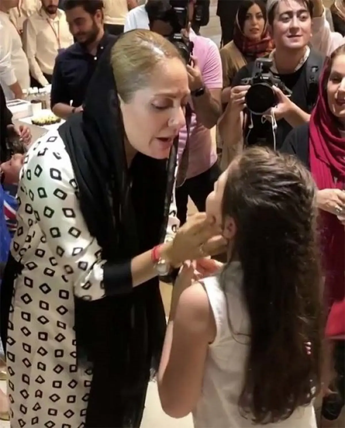 سوژه شدن مهناز افشار و هوادار خردسالش در یک مراسم/عکس