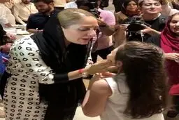 سوژه شدن مهناز افشار و هوادار خردسالش در یک مراسم/عکس