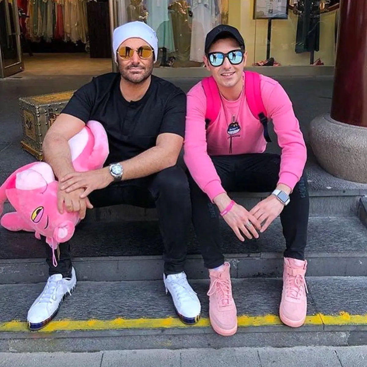 عکس یادگاری محمدرضا گلزار با پلنگ صورتی و مجری معروف