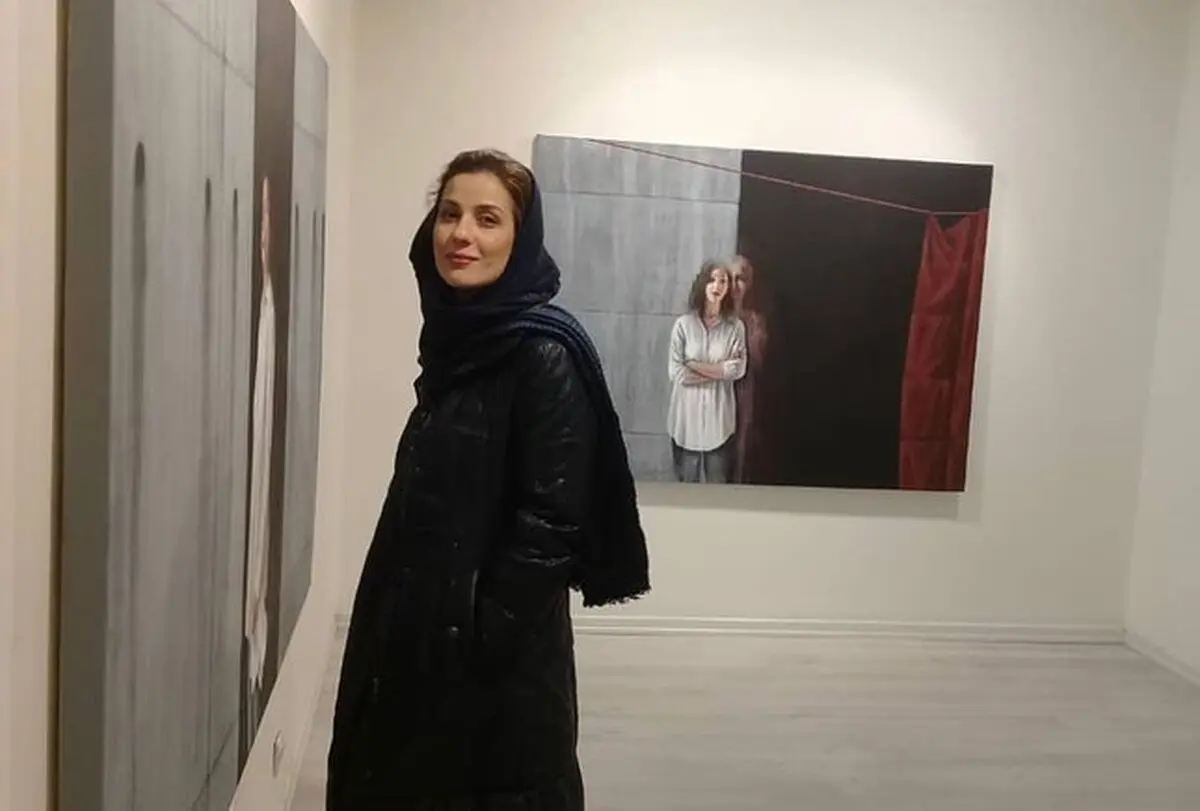 ژست جالب سارا بهرامی در نمایشگاه نقاشی + عکس