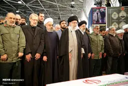 اقامه نماز رهبر انقلاب بر پیکر شهید سپهبد قاسم سلیمانی