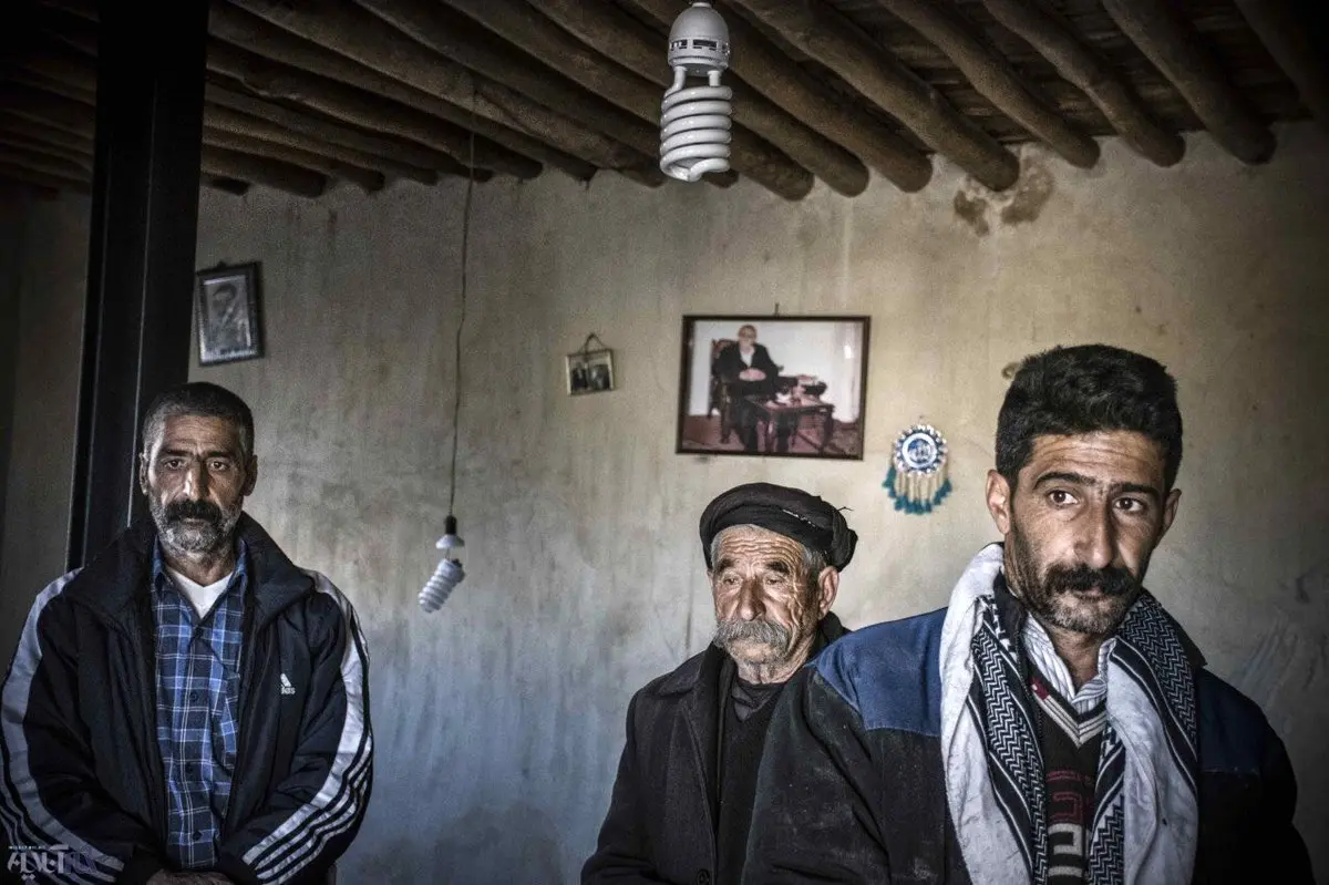 تصویری تلخ از خانواده‌ای که زلزله مادرشان را از آنها گرفت