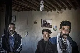 تصویری تلخ از خانواده‌ای که زلزله مادرشان را از آنها گرفت