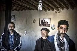 تصویری تلخ از خانواده‌ای که زلزله مادرشان را از آنها گرفت