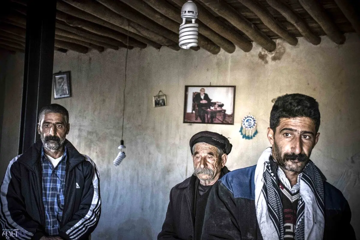 تصویری تلخ از خانواده‌ای که زلزله مادرشان را از آنها گرفت