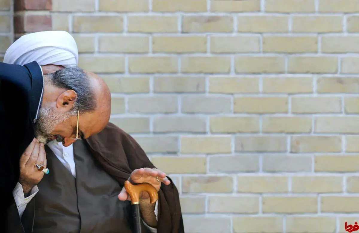 عکسی دیدنی از رئیس دفتر رهبرانقلاب در حال صحبت با رئیس‌رسانه ملی