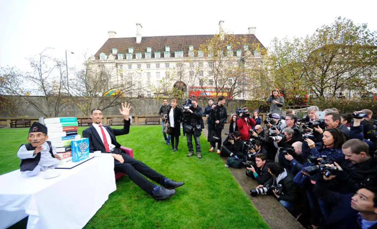 ملاقات بلندترین و کوتاه‌ترین مردان جهان در لندن/ تصاویر