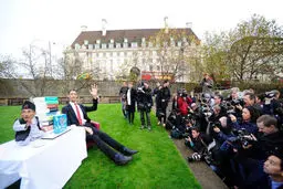 ملاقات بلندترین و کوتاه‌ترین مردان جهان در لندن/ تصاویر