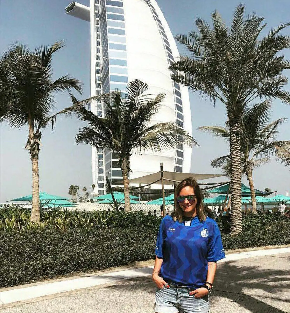 پيراهن استقلال، بر تن دختر شفر /عکس