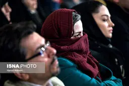 عكس: پوشش خاص يكي از حاضران در مراسم معرفی کتاب سال
