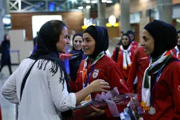 استقبال نیلوفر اردلان از ‌هم‌تیمی‌ها/عکس