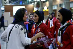 استقبال نیلوفر اردلان از ‌هم‌تیمی‌ها/عکس