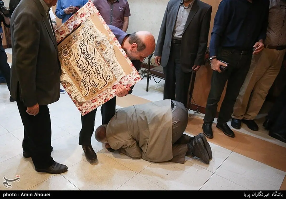 عکس/ تجلیل رئیس شهرک سینمایی دفاع مقدس از مدیر سابق انجمن عکاسان انقلاب