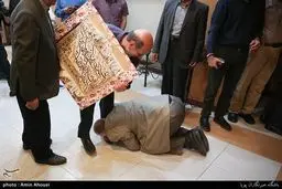 عکس/ تجلیل رئیس شهرک سینمایی دفاع مقدس از مدیر سابق انجمن عکاسان انقلاب