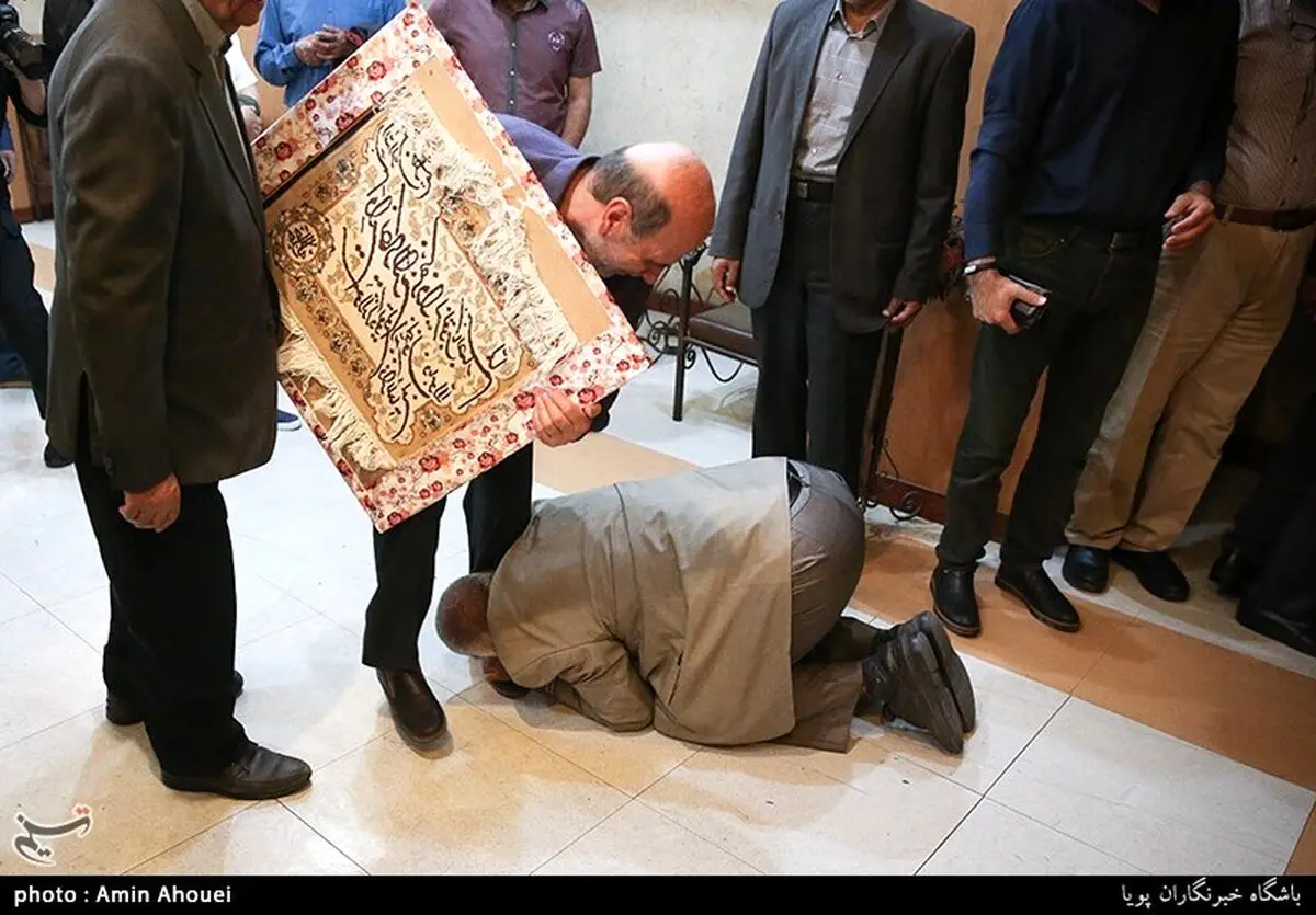 عکس/ تجلیل رئیس شهرک سینمایی دفاع مقدس از مدیر سابق انجمن عکاسان انقلاب