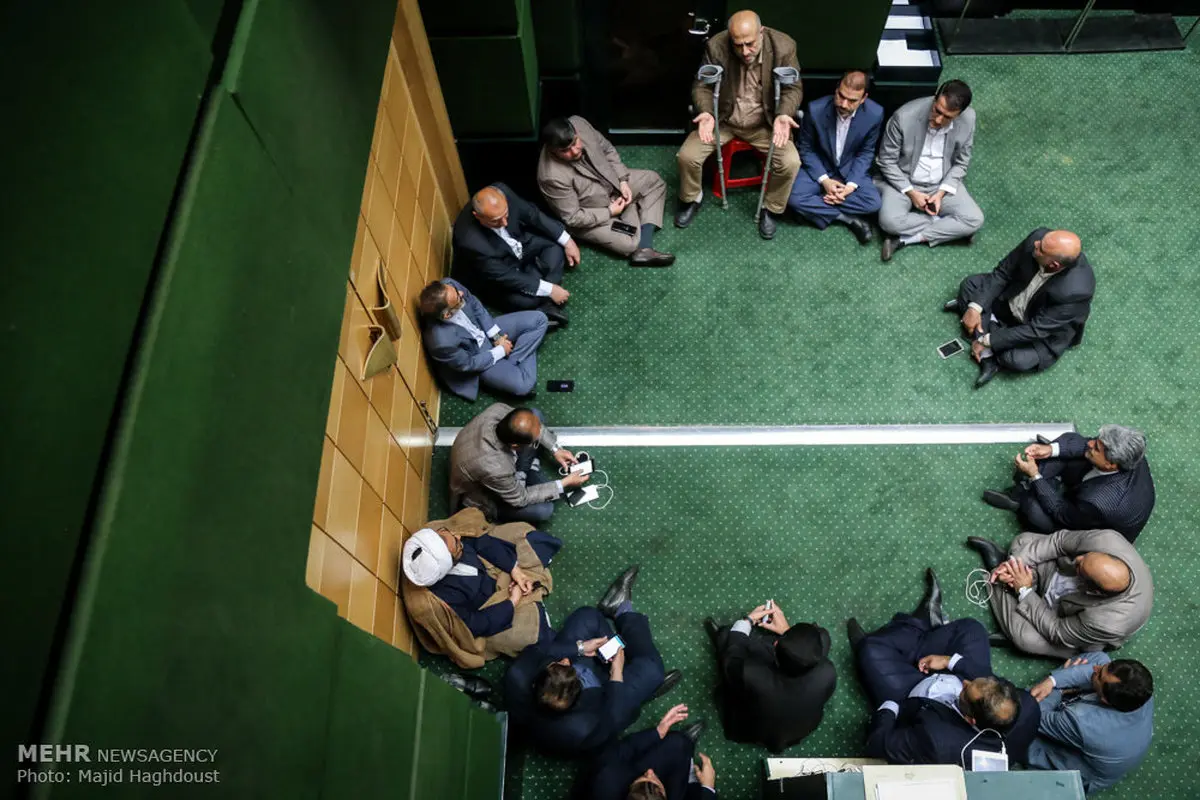 تصاویری از خنده‌ها، دورهمی ها و گپ های دونفره در صحن مجلس