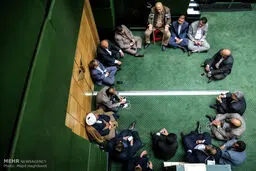 تصاویری از خنده‌ها، دورهمی ها و گپ های دونفره در صحن مجلس