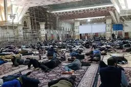 تصاویری از وضعیت اسکان مردم تهران در حرم امام خمینی(ره) و استادیوم آزادی