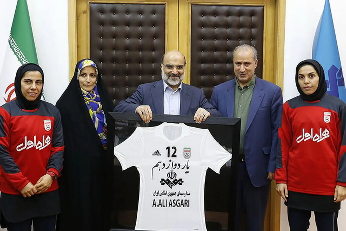 اعتراض به خاطر اهدای پیراهن فوتسال بانوان به رئیس رسانه ملی/ تقدیر بابت کج‌سلیقگی؟!
