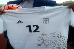 پیراهن آدیداس ایران در دستان معاون اول رئیس جمهور/ عکس
