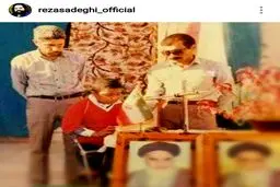 رضا صادقی هنگام قرآن خواندن سر صف مدرسه/عکس