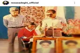 رضا صادقی هنگام قرآن خواندن سر صف مدرسه/عکس