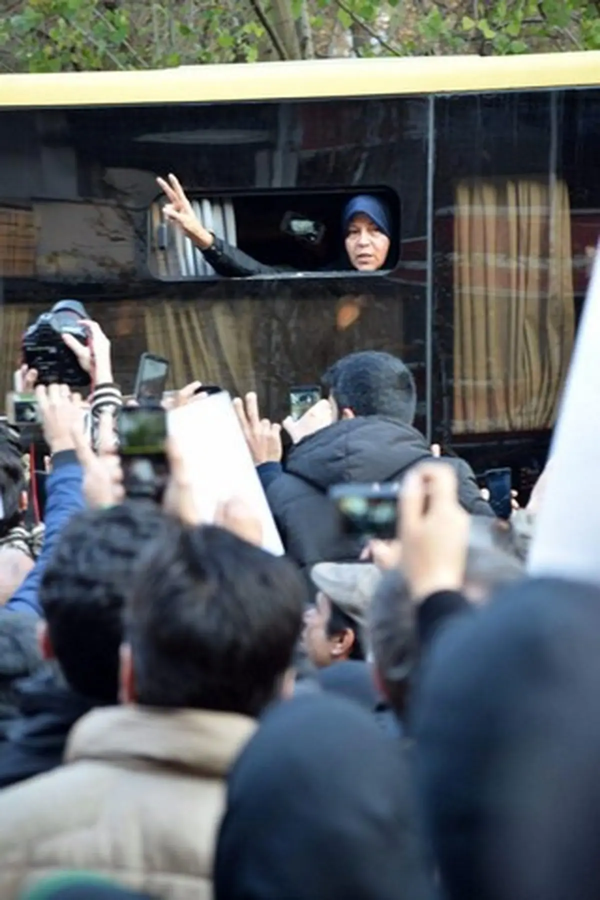 فائزه هاشمی در مراسم تشییع پدرش/عکس