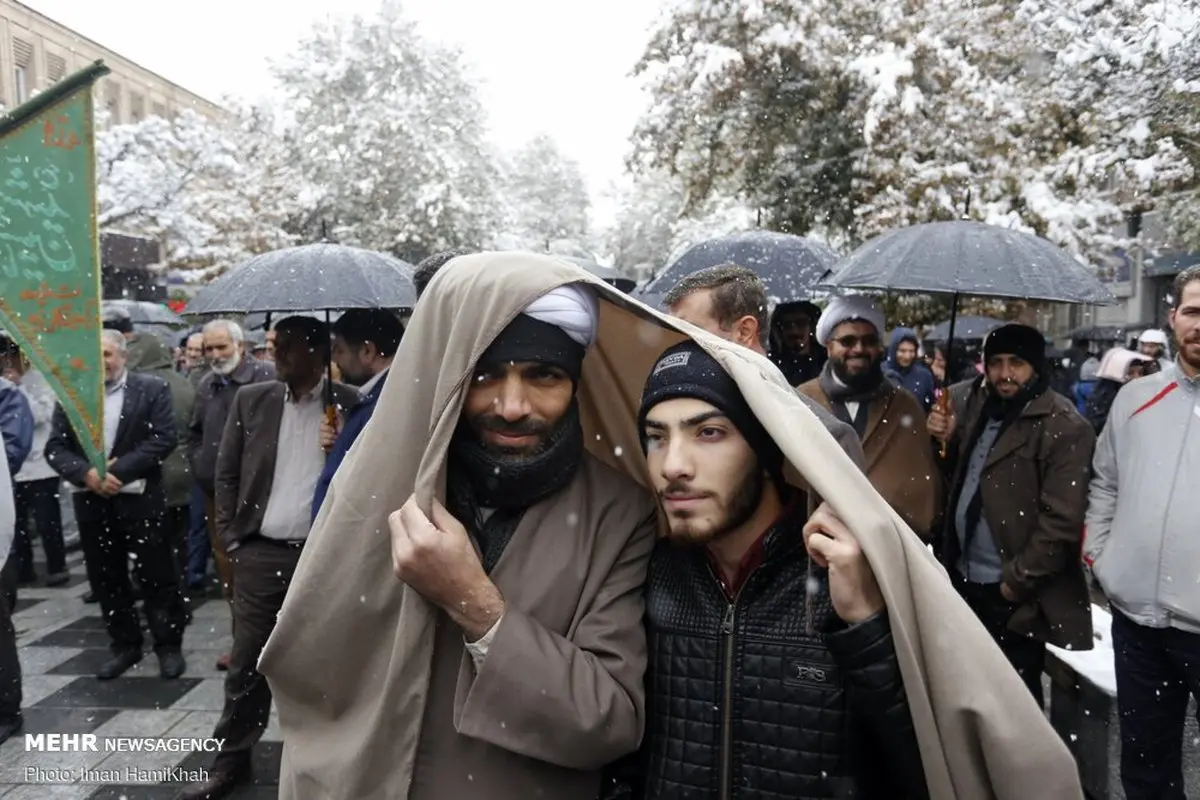 عکس / حرکت جالب یک روحانی در راهپیمایی دیروز همدان