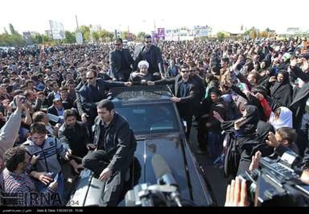 تصاویری از استقبال مردم زنجان از رییس جمهور و سخنرانی روحانی در جمع زنجانی‌ها