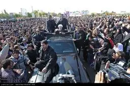 تصاویری از استقبال مردم زنجان از رییس جمهور و سخنرانی روحانی در جمع زنجانی‌ها