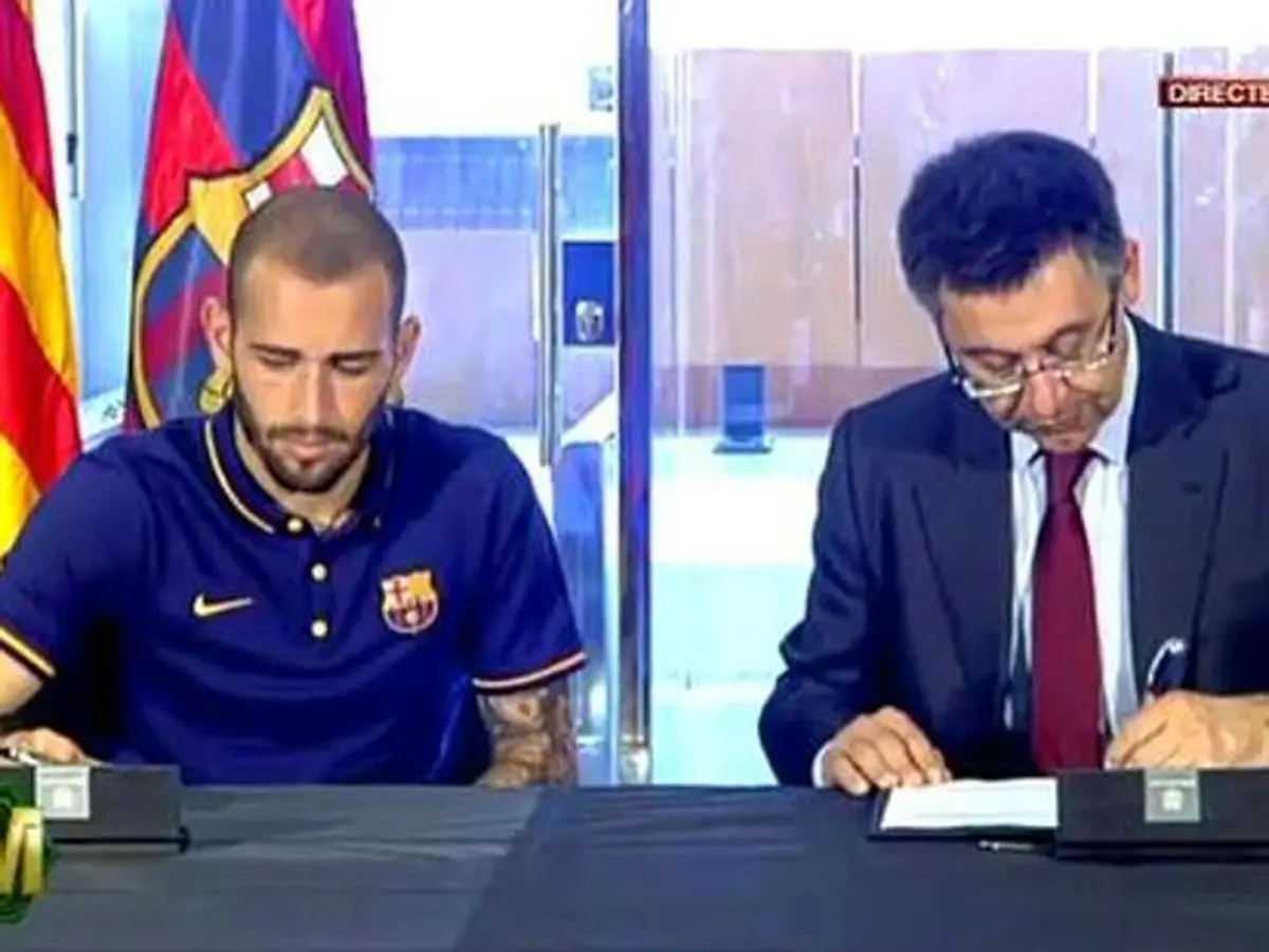امضای قرارداد الکس ویدال با بارسلونا/عکس