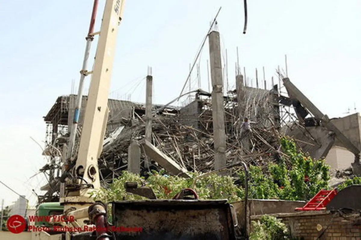 نجات دو کارگر در میان زمین و آسمان+تصاویر