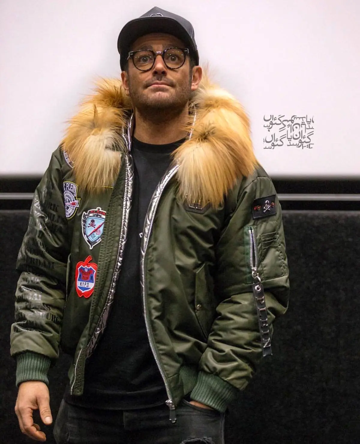 تیپ متفاوت محمدرضا گلزار در شب اکران "آینه بغل"/عکس