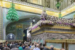 تصاویر گل‌آرایی زیبای ضریح رضوی در آستانه ولادت امام رضا(ع)